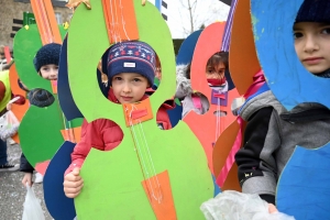 Monistrol-sur-Loire : les enfants ont swingué pour fêter Carnaval (vidéo)