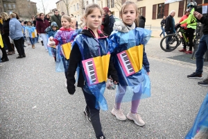 Monistrol-sur-Loire : les enfants ont swingué pour fêter Carnaval (vidéo)