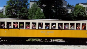 Les écoliers de Montfaucon à la découverte de la voie ferrée du Velay express