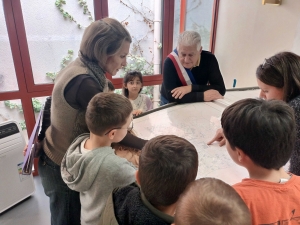 Découverte de la mairie de Bas-en-Basset pour les CE1-CE2 de l’école Louise-Michel