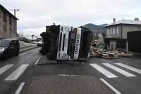 Un camion de bois se couche dans la traversée de Beauzac