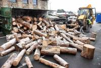 Un camion de bois se couche dans la traversée de Beauzac