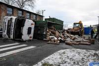 Un camion de bois se couche dans la traversée de Beauzac