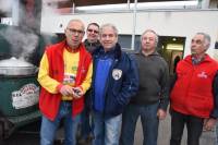 Le président, Patrice Bertoni, et les cuisiniers. Photo Lucien Soyere