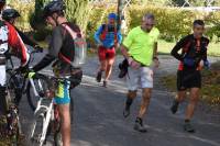 Quand les vététistes croisent des coureurs. Photo Lucien Soyere