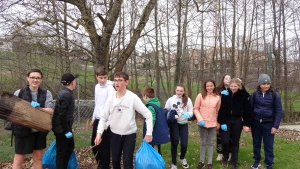 Yssingeaux : 400 scolaires ramassent une montagne de déchets