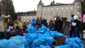 Yssingeaux : 400 scolaires ramassent une montagne de déchets