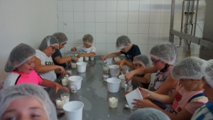 Bas-en-Basset : les écoliers de Louise-Michel fabriquent leur fromage à la ferme Chapuis