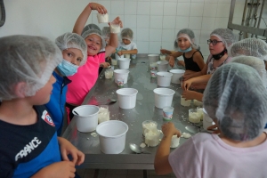 Bas-en-Basset : les écoliers de Louise-Michel fabriquent leur fromage à la ferme Chapuis