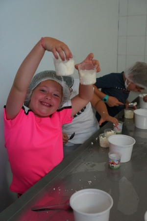 Bas-en-Basset : les écoliers de Louise-Michel fabriquent leur fromage à la ferme Chapuis