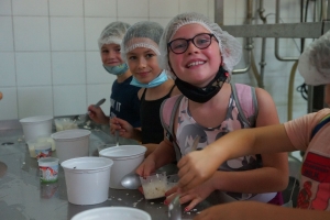 Bas-en-Basset : les écoliers de Louise-Michel fabriquent leur fromage à la ferme Chapuis