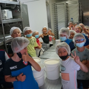 Bas-en-Basset : les écoliers de Louise-Michel fabriquent leur fromage à la ferme Chapuis