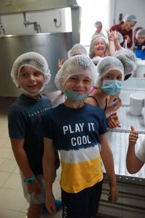 Bas-en-Basset : les écoliers de Louise-Michel fabriquent leur fromage à la ferme Chapuis