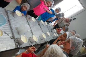 Bas-en-Basset : les écoliers de Louise-Michel fabriquent leur fromage à la ferme Chapuis