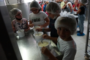 Bas-en-Basset : les écoliers de Louise-Michel fabriquent leur fromage à la ferme Chapuis