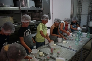 Bas-en-Basset : les écoliers de Louise-Michel fabriquent leur fromage à la ferme Chapuis