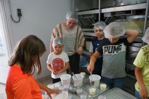 Bas-en-Basset : les écoliers de Louise-Michel fabriquent leur fromage à la ferme Chapuis