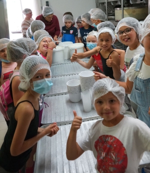 Bas-en-Basset : les écoliers de Louise-Michel fabriquent leur fromage à la ferme Chapuis