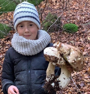 Kyllian avec le cèpe de 1,400 kg