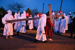 Sainte-Sigolène : la procession des Pénitents blancs dans la ferveur populaire