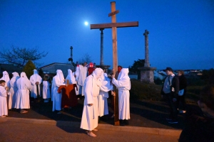 Sainte-Sigolène : la procession des Pénitents blancs dans la ferveur populaire