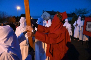 Sainte-Sigolène : la procession des Pénitents blancs dans la ferveur populaire