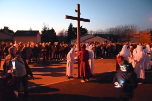 Sainte-Sigolène : la procession des Pénitents blancs dans la ferveur populaire