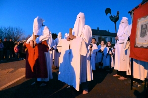 Sainte-Sigolène : la procession des Pénitents blancs dans la ferveur populaire