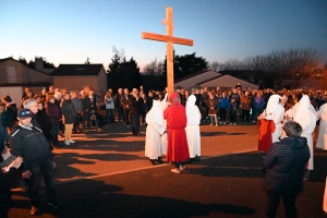 Sainte-Sigolène : la procession des Pénitents blancs dans la ferveur populaire