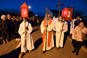 Sainte-Sigolène : la procession des Pénitents blancs dans la ferveur populaire