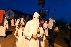 Sainte-Sigolène : la procession des Pénitents blancs dans la ferveur populaire