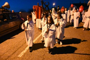 Sainte-Sigolène : la procession des Pénitents blancs dans la ferveur populaire