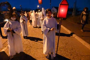 Sainte-Sigolène : la procession des Pénitents blancs dans la ferveur populaire