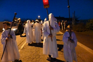 Sainte-Sigolène : la procession des Pénitents blancs dans la ferveur populaire