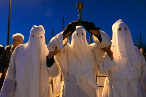 Sainte-Sigolène : la procession des Pénitents blancs dans la ferveur populaire