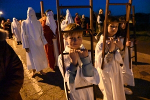 Sainte-Sigolène : la procession des Pénitents blancs dans la ferveur populaire