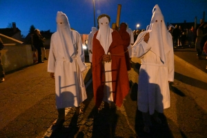 Sainte-Sigolène : la procession des Pénitents blancs dans la ferveur populaire