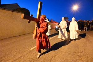 Sainte-Sigolène : la procession des Pénitents blancs dans la ferveur populaire