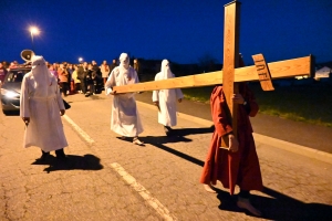 Sainte-Sigolène : la procession des Pénitents blancs dans la ferveur populaire