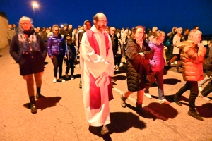 Sainte-Sigolène : la procession des Pénitents blancs dans la ferveur populaire