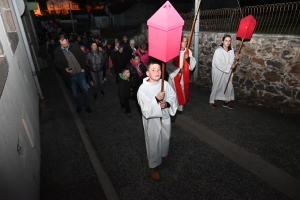 Sainte-Sigolène : la procession des Pénitents blancs dans la ferveur populaire