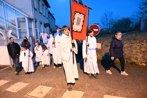 Sainte-Sigolène : la procession des Pénitents blancs dans la ferveur populaire