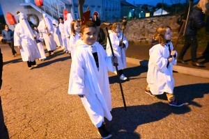 Sainte-Sigolène : la procession des Pénitents blancs dans la ferveur populaire