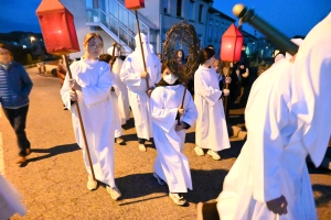 Sainte-Sigolène : la procession des Pénitents blancs dans la ferveur populaire