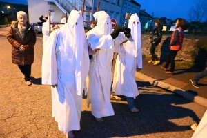 Sainte-Sigolène : la procession des Pénitents blancs dans la ferveur populaire