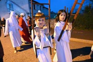 Sainte-Sigolène : la procession des Pénitents blancs dans la ferveur populaire