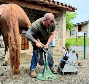 Valprivas : de Paris aux Saintes-Maries-de-la-Mer en cheval, ils reçoivent le renfort d&#039;un maréchal ferrant