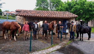 Valprivas : de Paris aux Saintes-Maries-de-la-Mer en cheval, ils reçoivent le renfort d&#039;un maréchal ferrant