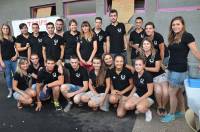 35 jeunes ont organisé le concours de pétanque suivi du repas dans le gymnase.