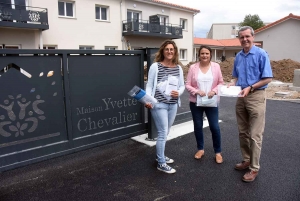 Fabienne Bonnevialle, déléguée aux aînés à la mairie et voisine de la résidence, a apporté des masques de la Région et du Département à Michèle et Roland Paillet.